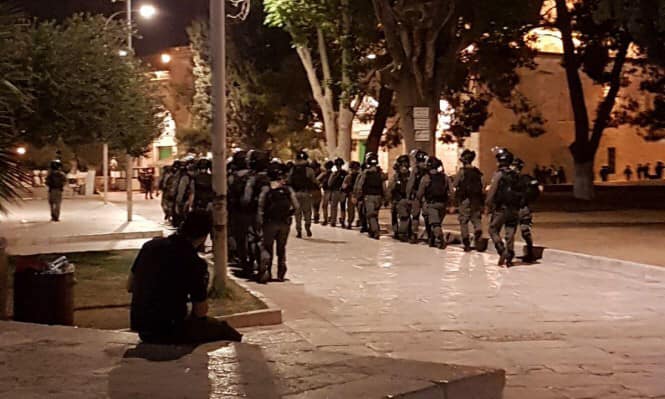 Les forces israéliennes prennent d’assaut la mosquée Al-Aqsa et arrêtent deux Palestiniens