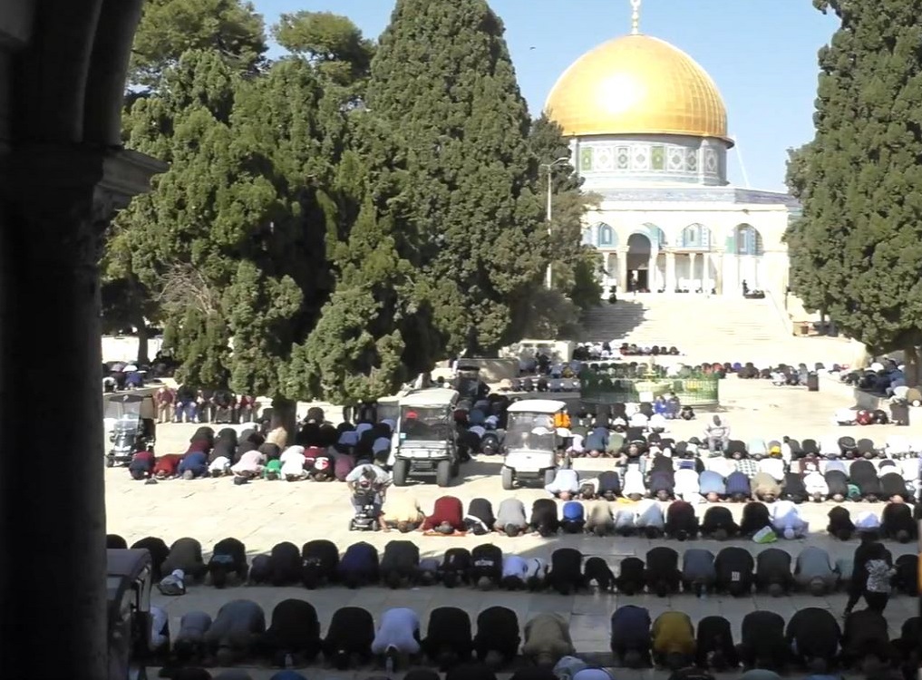 40 000 Palestiniens assistent à la prière du vendredi à Al-Aqsa malgré les restrictions israéliennes