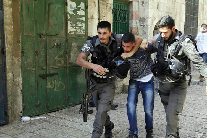 L’occupation arrête 13 citoyens palestiniens et convoque 4 autres dans les territoires palestiniens occupés