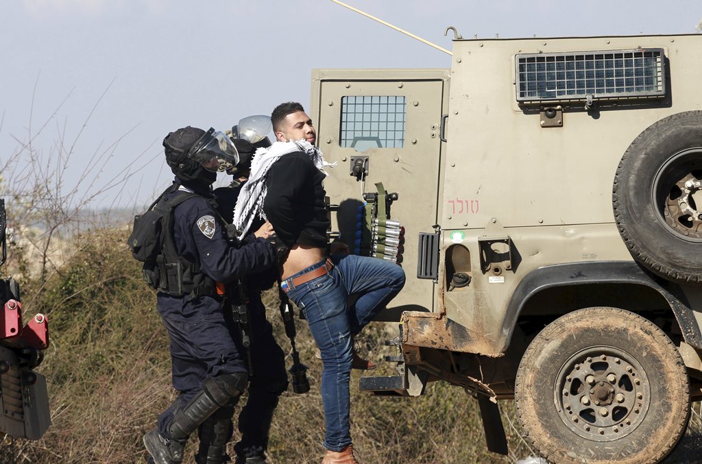 L’armée israélienne arrête 4 Palestiniens en Cisjordanie occupée