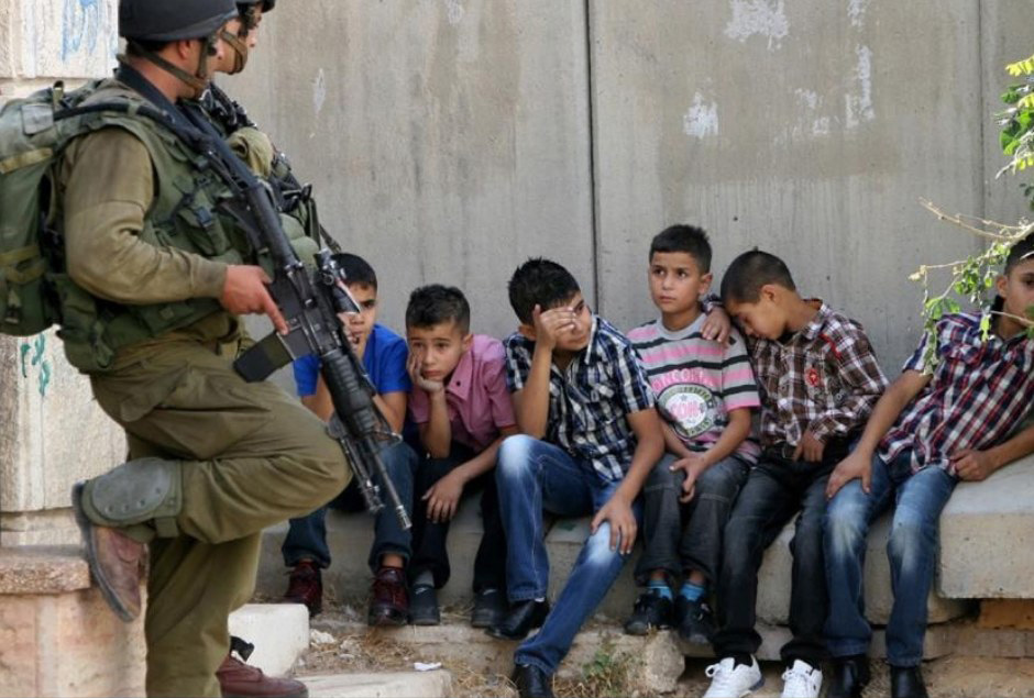 Les forces d’occupation israéliennes détiennent trois enfants près de Ramallah