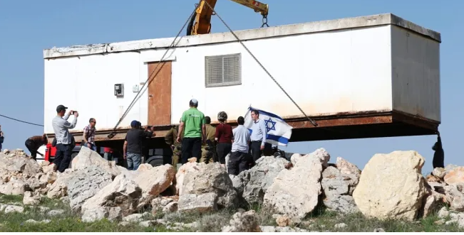 Les colons installent une caravane près de Bethléem 