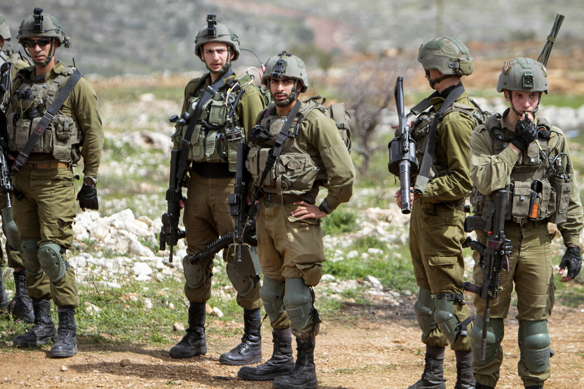 L’armée israélienne agresse et arrête un nombre de travailleurs palestiniens près de Jérusalem