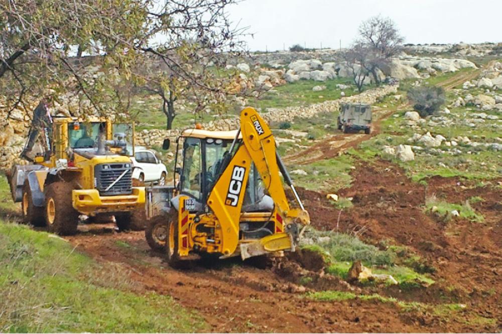 Des colons israéliens construisent une route et détruisent des terres à Naplouse