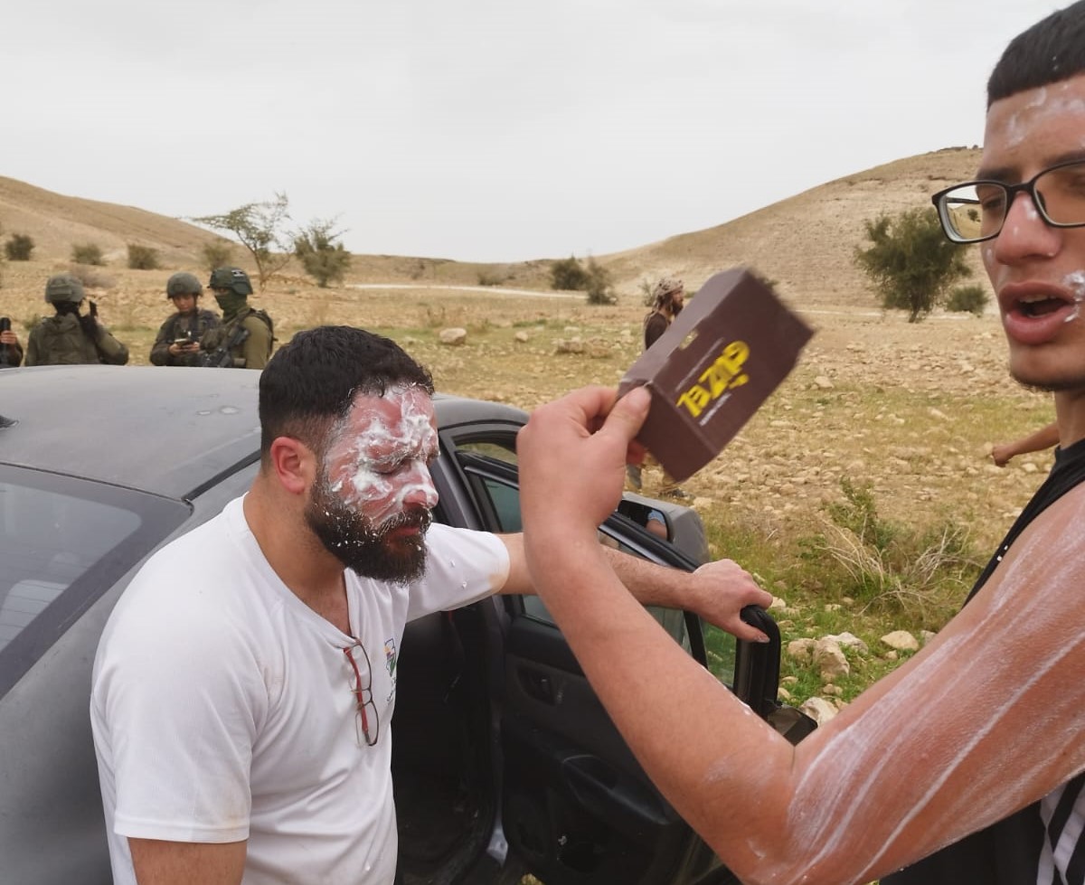Quatre citoyens ont été blessés lors d'une attaque de colons contre deux randonneurs à Al-Auja, au nord de Jéricho