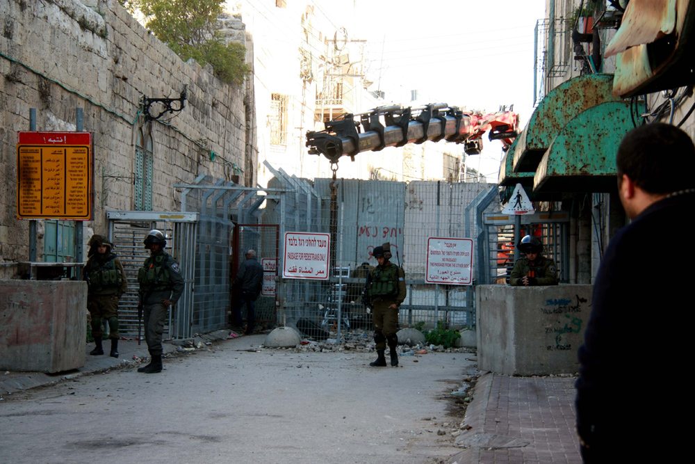 L'occupation étend une barrière militaire dans la ville d’Hébron 
