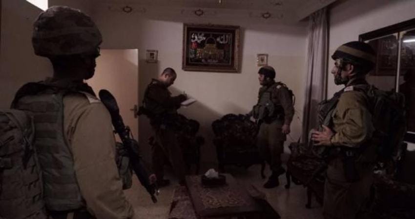Les forces d’occupation fouillent des maisons et envahissent deux villages en Cisjordanie