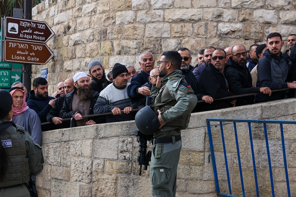Due aux mesures israéliennes, seuls 15 mille palestiniens peuvent prier dans la mosquée Al-Aqsa