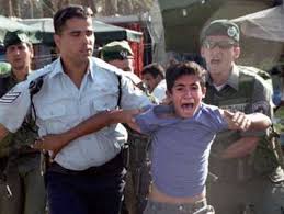 Les forces israéliennes arrêtent des enfants, pendant la prise d’assaut à l'est de Naplouse