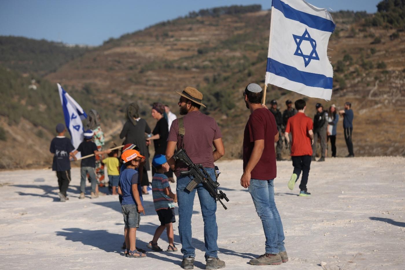 Des colonisateurs israéliens tirent les balles sur les maisons et attaquent un parc en Cisjordanie
