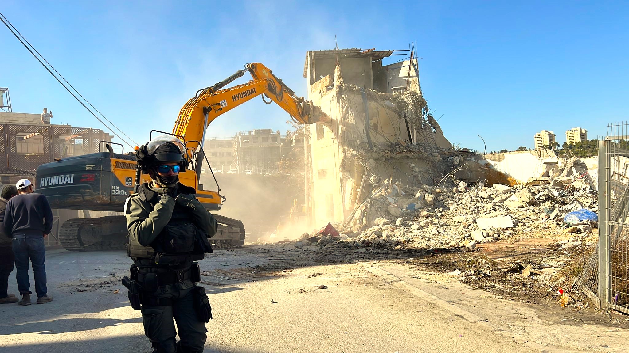 Un appartement résidentiel détruit par les forces d’occupation à Jérusalem 