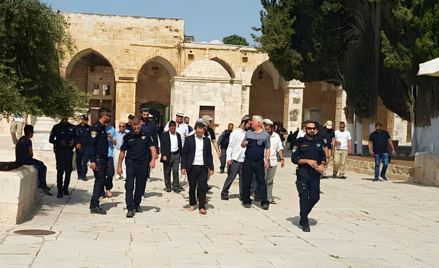 Des colonisateurs israéliens, gardés par les policiers d’occupation, s’introduisent dans la mosquée d’Al-Aqsa