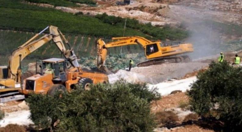 L'occupation démolit un mur dans une terre agricole près de Qalqiliya  