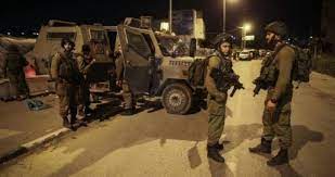 Un véhicule militaire de l'occupation renverse un jeune Palestinien au sud de Jénine