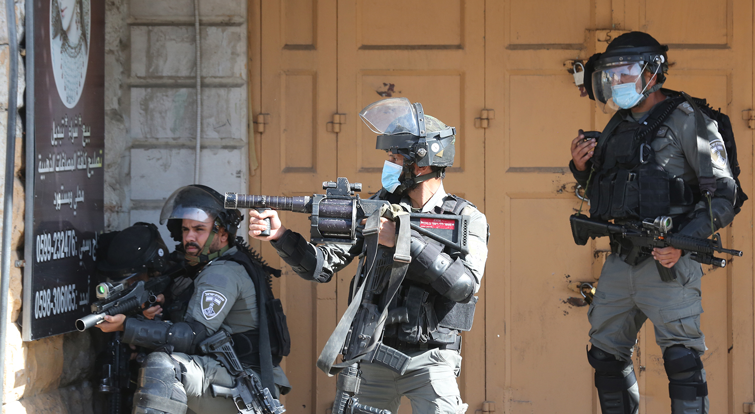 Les forces d’occupation agressent des fidèles musulmans à la mosquée al-Ibrahimi à Hébron