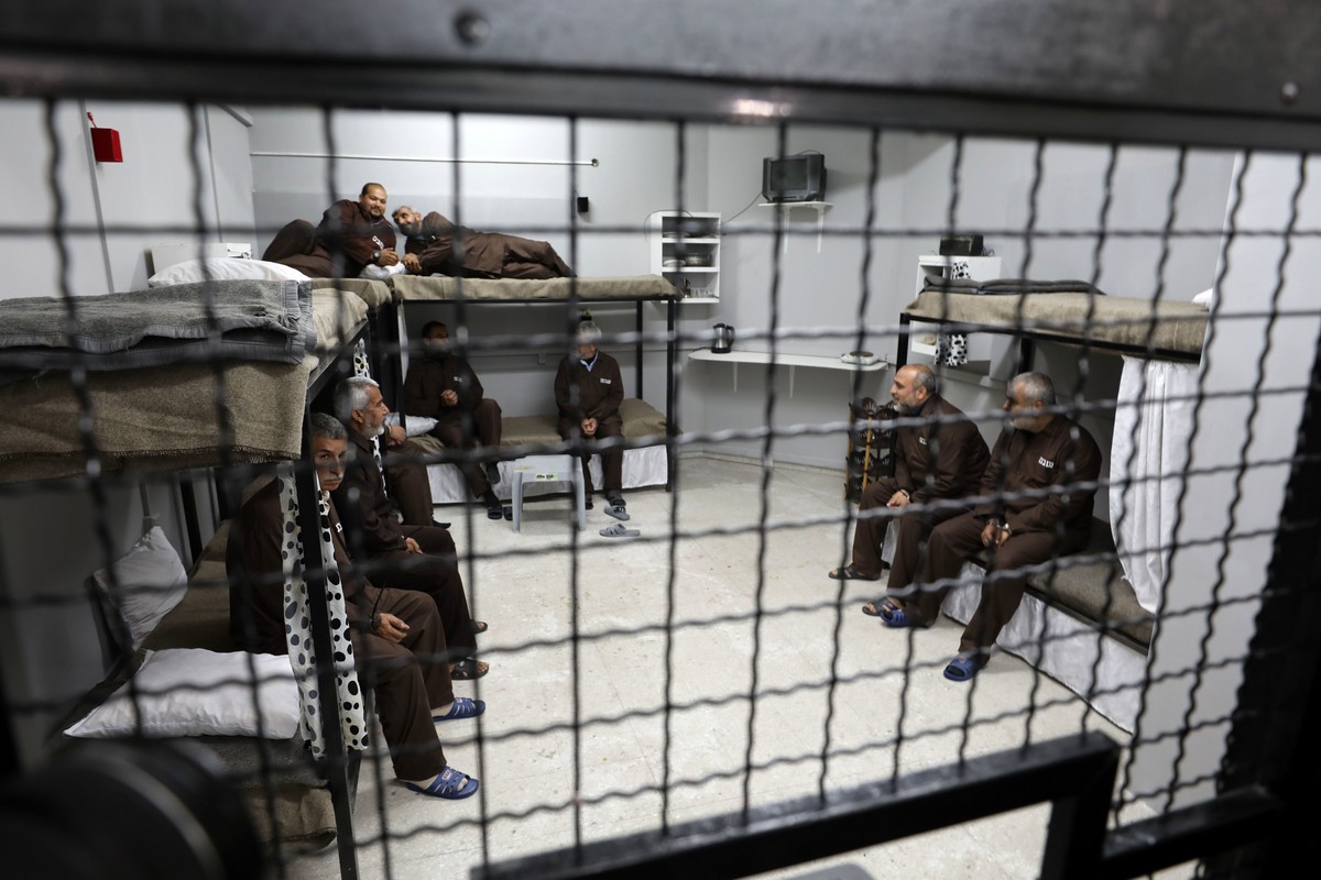 Pour la deuxième journée consécutive, 30 détenus Palestiniens poursuivent une grève de la faim en protestation contre leur détention administrative