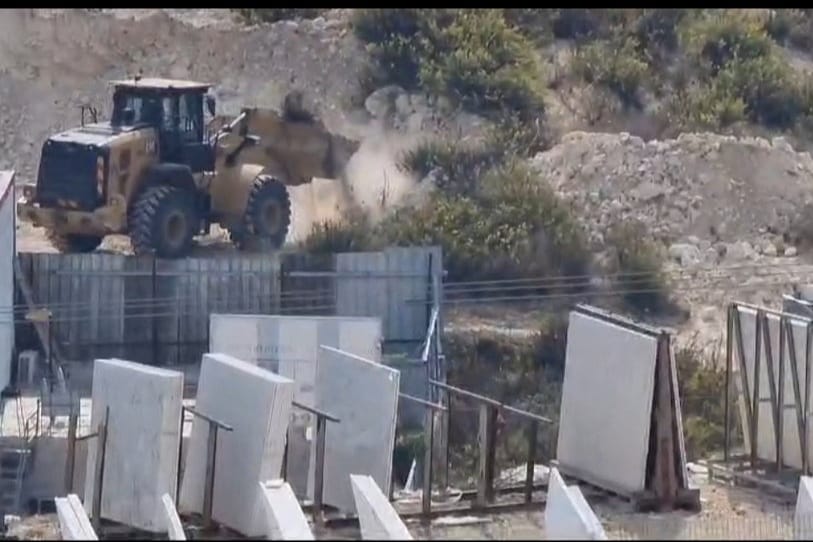 Les bulldozers israéliens rasent deux dunums de terre à l'ouest de Salfit