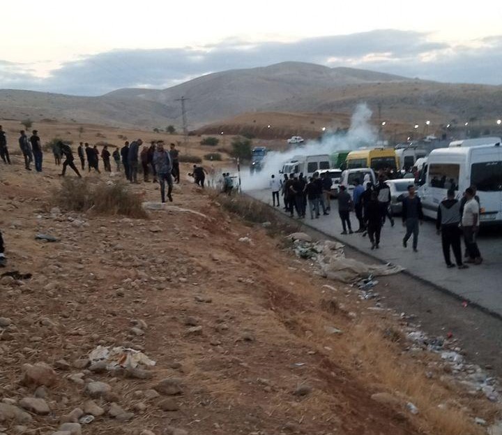 L'occupation tire des bombes à gaz toxique sur des citoyens au poste de contrôle militaire de Hamra