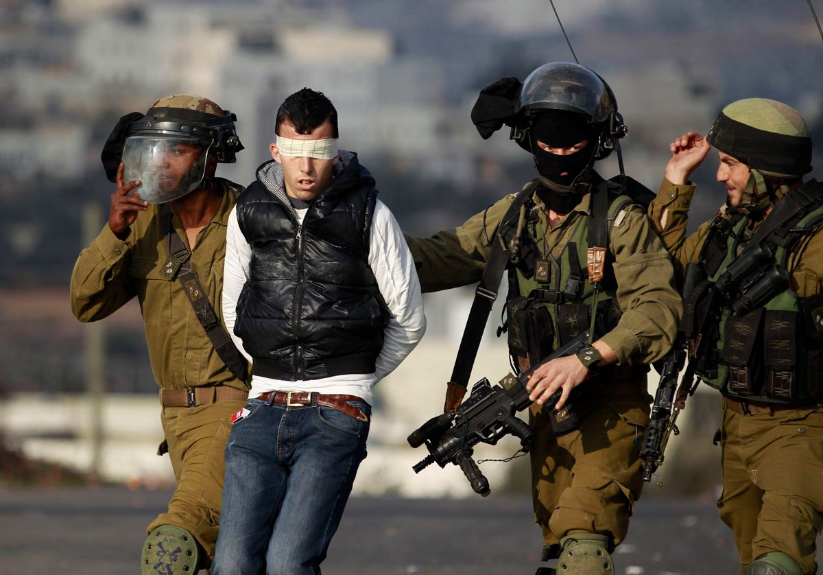 L’armée israélienne arrête un Palestinien et suspend les travaux d’un puits d’eau près d’Hébron