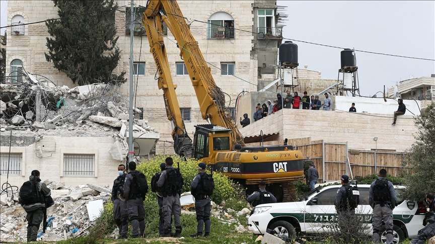 Les forces d’occupation israéliennes obligent un Palestinien à démolir sa maison à Jérusalem occupée