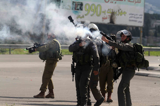 Les forces d’occupation attaquent des maisons palestiniennes et capturent un citoyen en Cisjordanie
