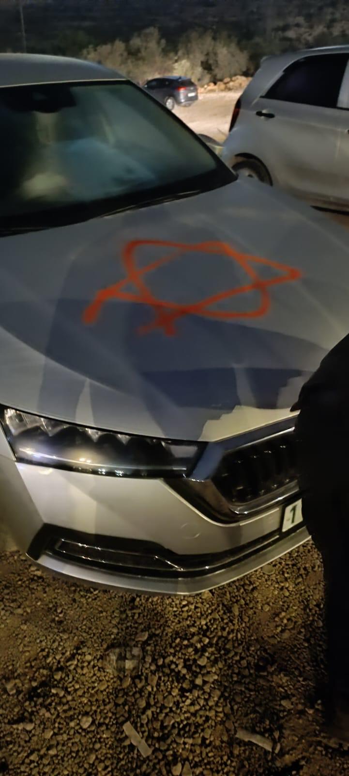 Des colons israéliens gribouillent des slogans racistes sur des véhicules près de Salfit