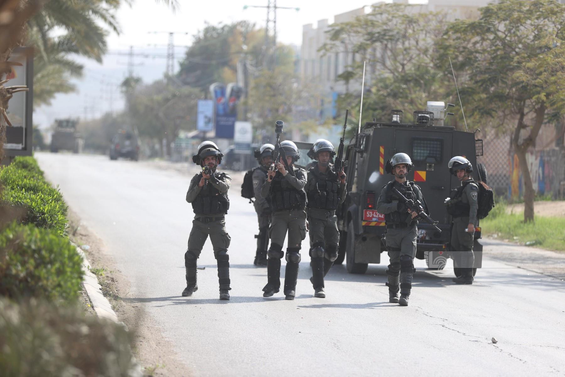 Trois Palestiniens blessés et d'autres sont étouffés par des tirs israéliens à Naplouse
