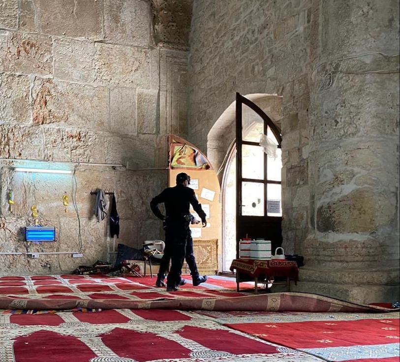 L'occupation envahit Bab Al-Rahma et agresse les fidèles 