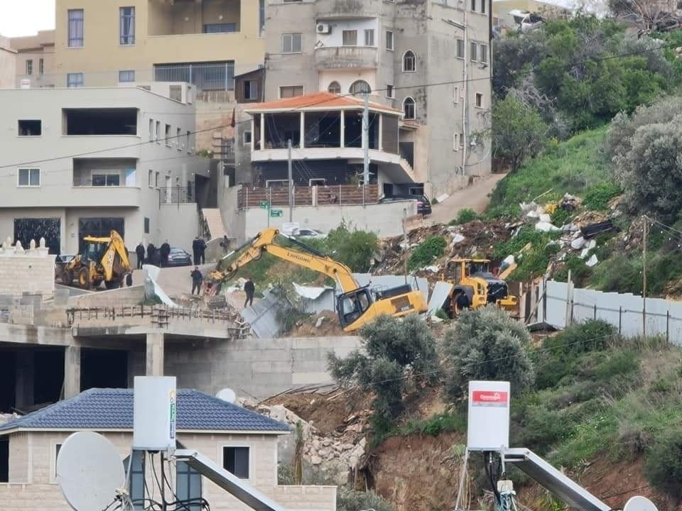 Les forces d’occupation israéliennes démolissent deux maisons en construction à Umm Al-Fahm