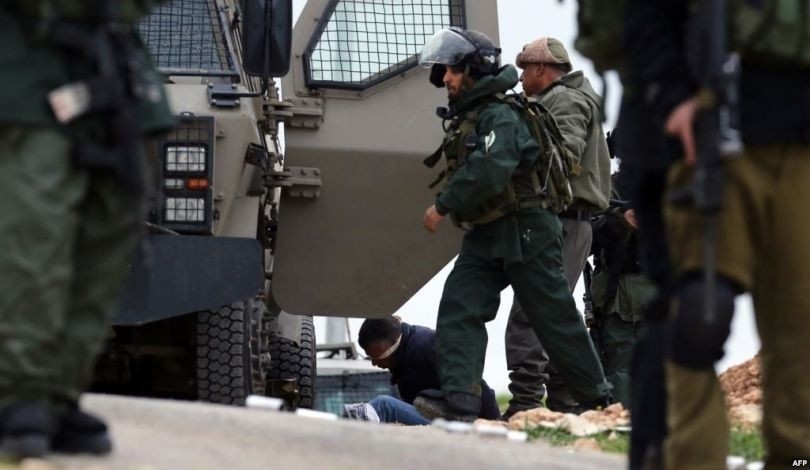 Les forces d’occupation israéliennes arrêtent 13 Palestiniens en Cisjordanie occupée