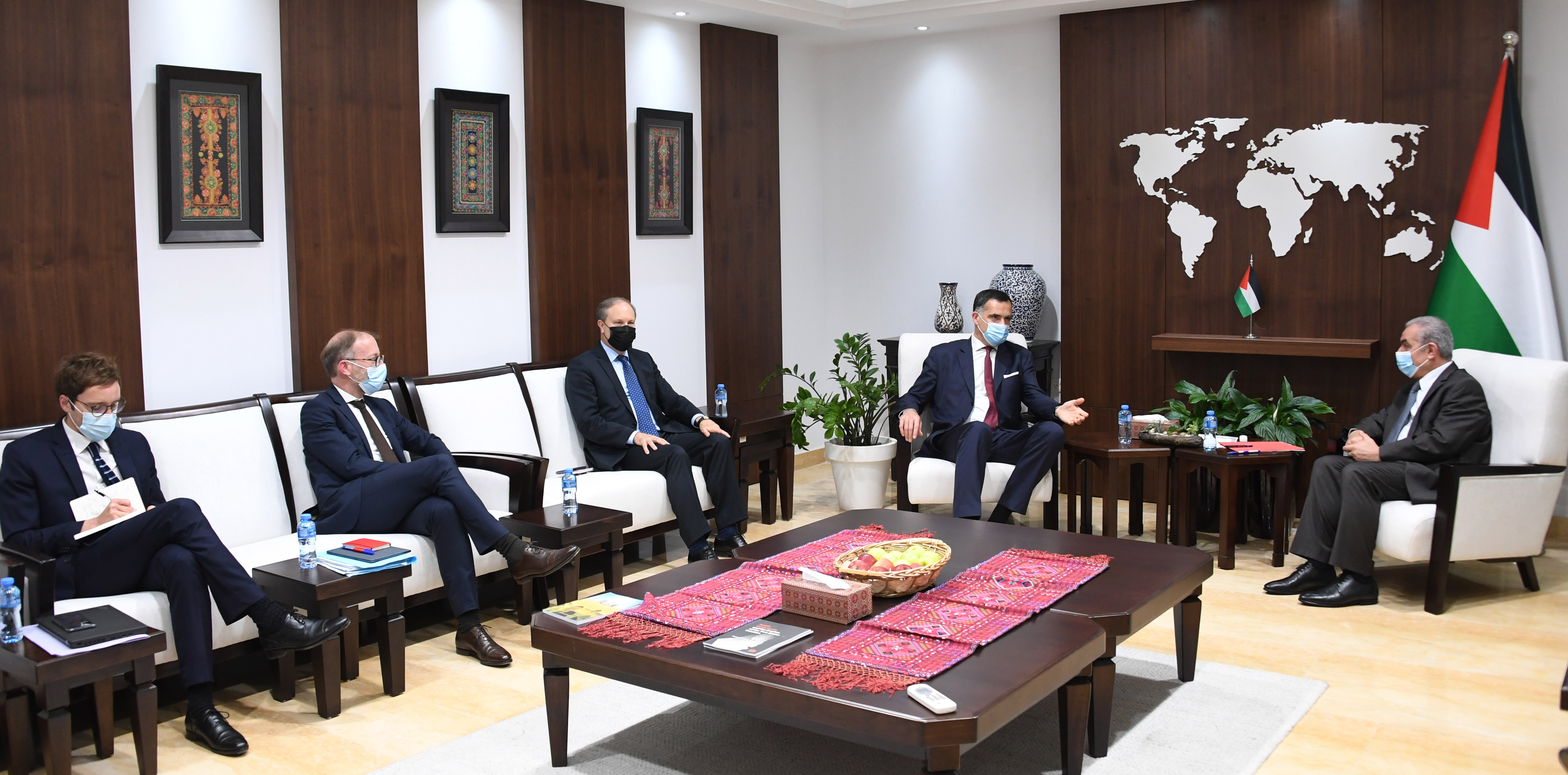 Le Premier ministre discute avec une délégation française des efforts internationaux pour arrêter l'agression israélienne