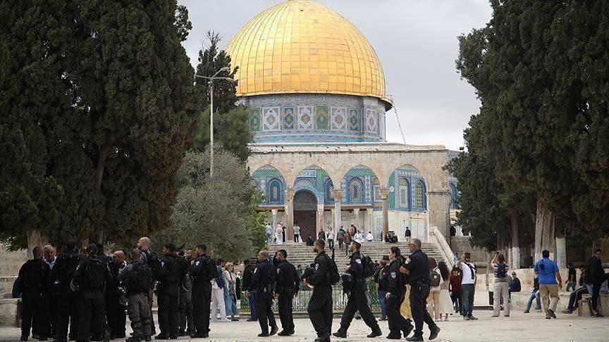 La police israélienne prend d'assaut Al-Aqsa, attaque les fidèles, blesse et arrêtes plusieurs d'entre eux
