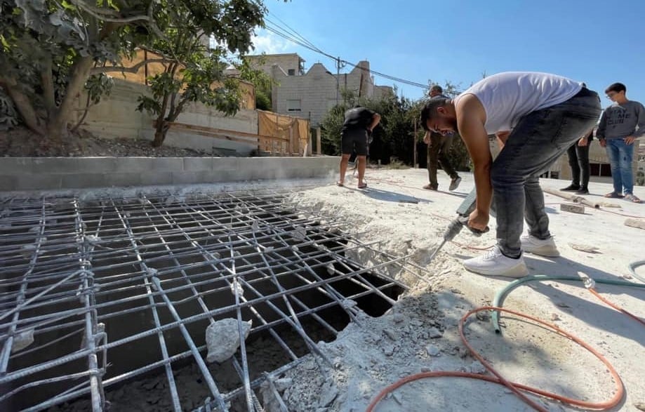 Les autorités israéliennes obligent un Palestinien à démolir sa maison à Jérusalem occupée