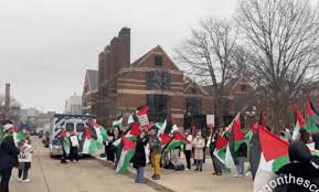 Une manifestation pro-Palestine lors de la visite du vice-président américain à l'Université du Michigan