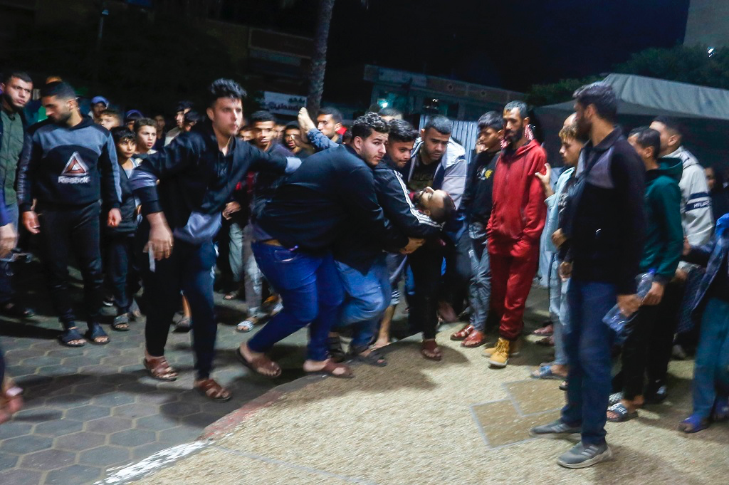 Cinq martyrs dans un bombardement contre un groupe de citoyens dans le camp d'Al-Maghazi