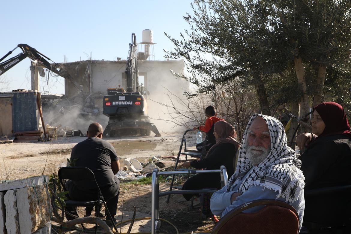 Les autorités d’occupation israéliennes obligent deux familles Palestiniennes à démolir leurs maisons à Jérusalem occupée