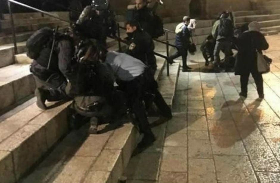 Les forces d’occupation israéliennes arrêtent trois Palestiniens à Jérusalem occupée 
