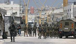 Les forces d'occupation agressent et blessent des citoyens lors de leur raid  dans la ville d' Al-Bireh.