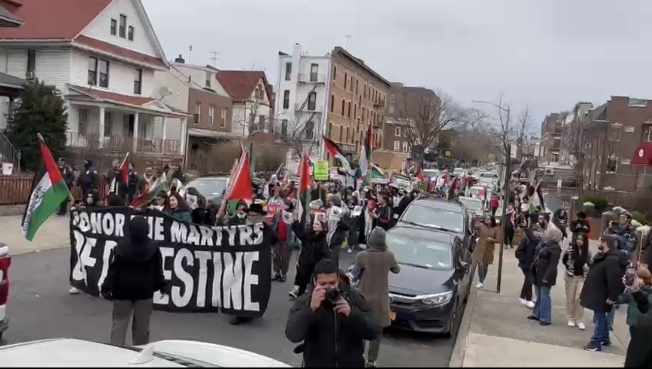 Manifestation de masse à New York pour condamner l'agression israélienne contre Jénine