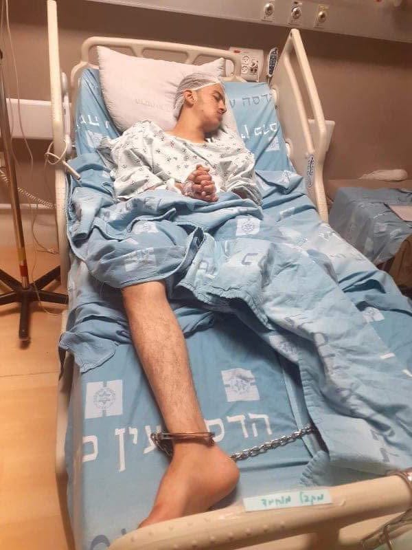 Un adolescent prisonnier subit une intervention chirurgicale après être attaqué par les soldats d’occupation