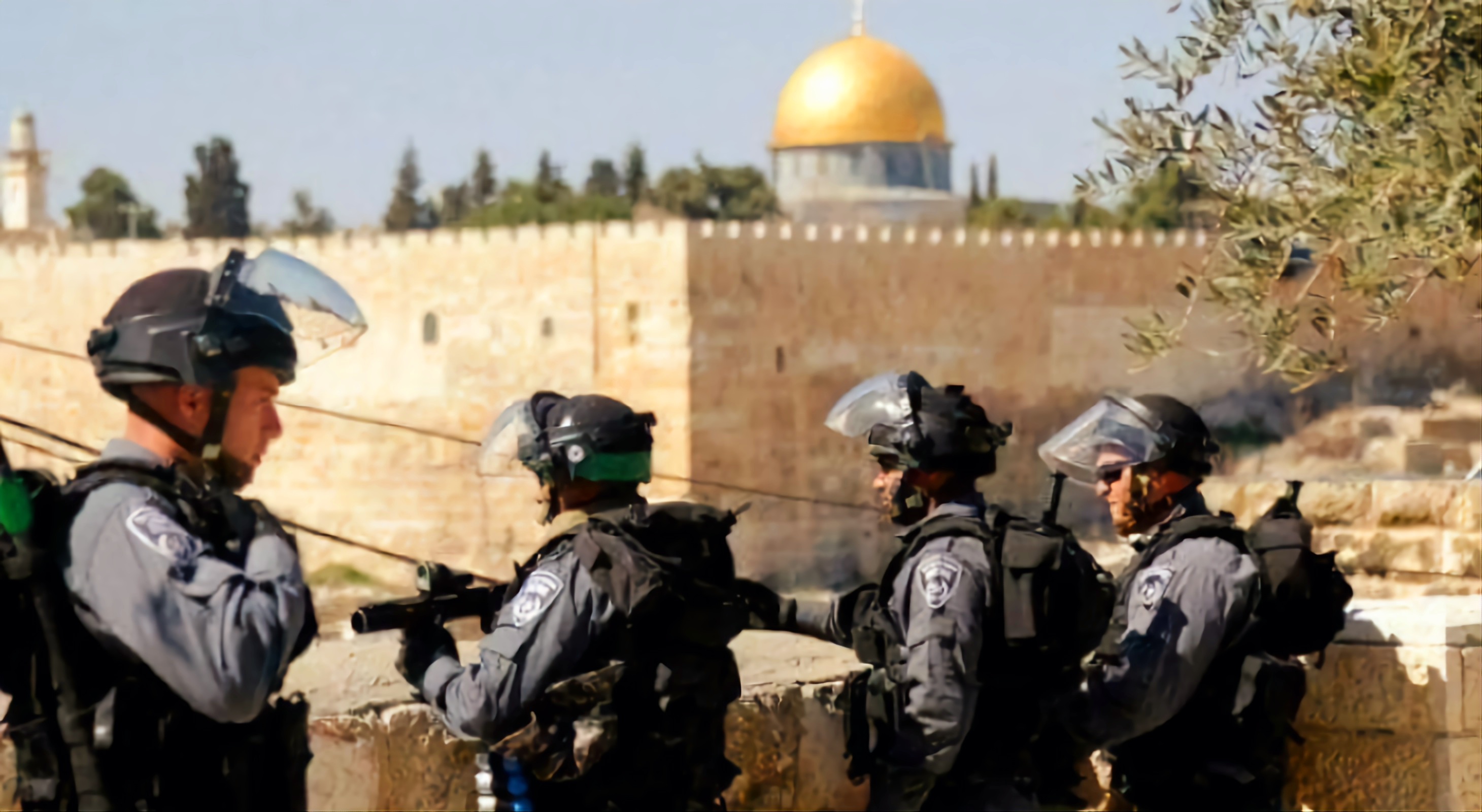 Les autorités d’occupation expulsent trois Palestiniens dont un journaliste de la mosquée d’Al-Aqsa