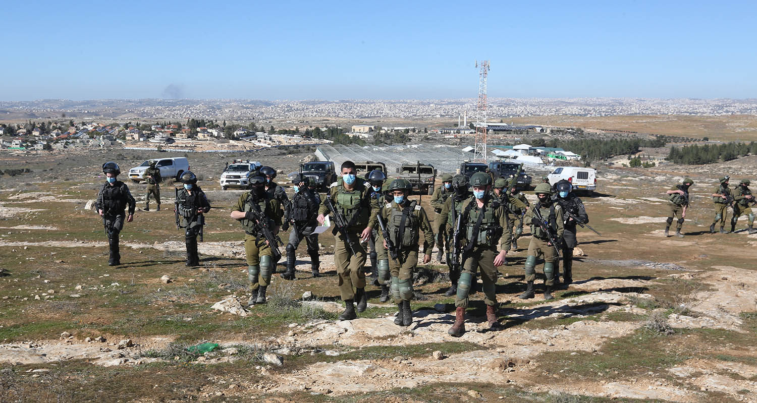 Les forces d'occupation agressent et blessent une dame palestinienne à Hébron 