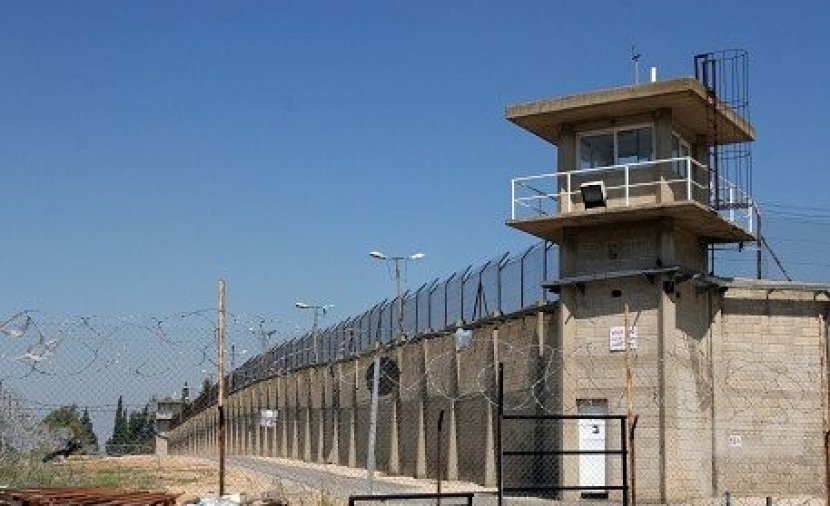 Protestant la politique de classification entre les geôles, les détenus Palestiniens à Ofer refuse d'accepter les repas