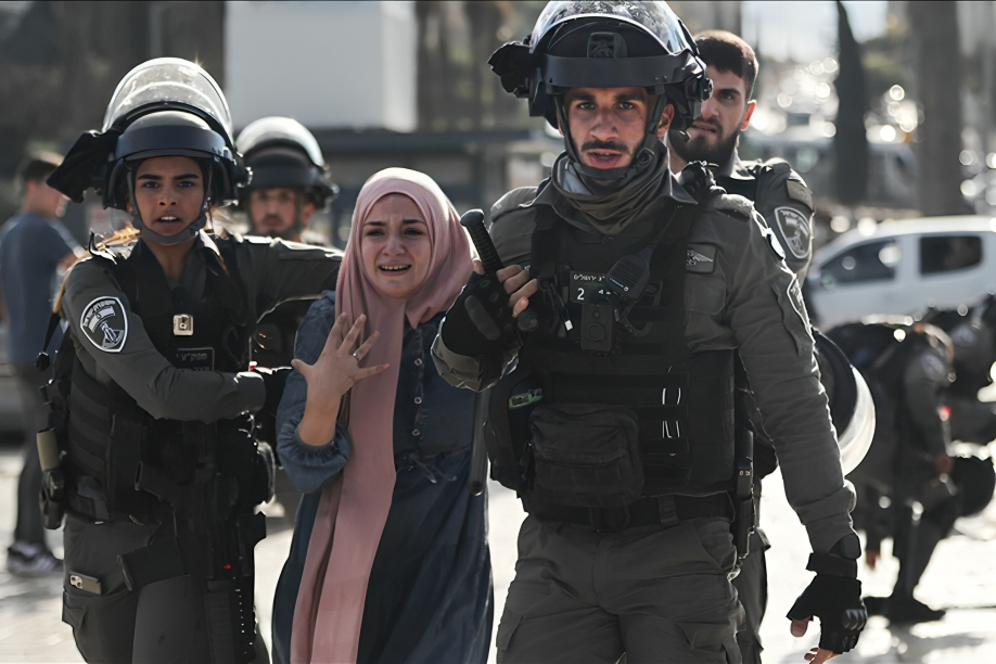 Une militante des droits de l'homme parmi 25 Palestiniens raflés par les forces d’occupation