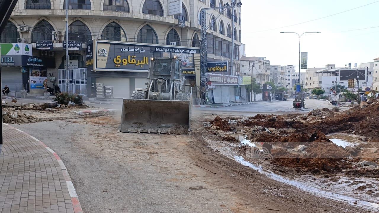 Les forces d'occupation bombardent  une maison dans le camp de Tulkarem et poursuit le siège de l'hôpital Thabet Thabet