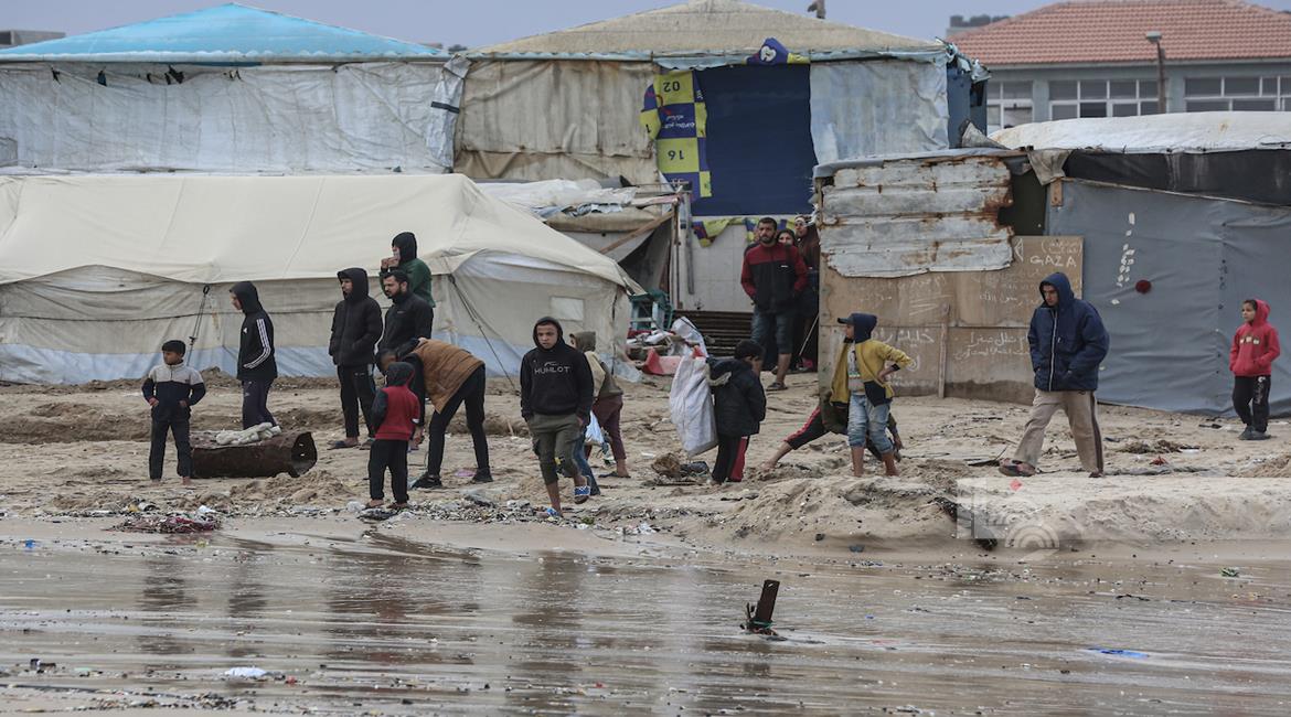Des centaines de tentes inondées dans des camps de déplacés dans diverses zones de la bande de Gaza