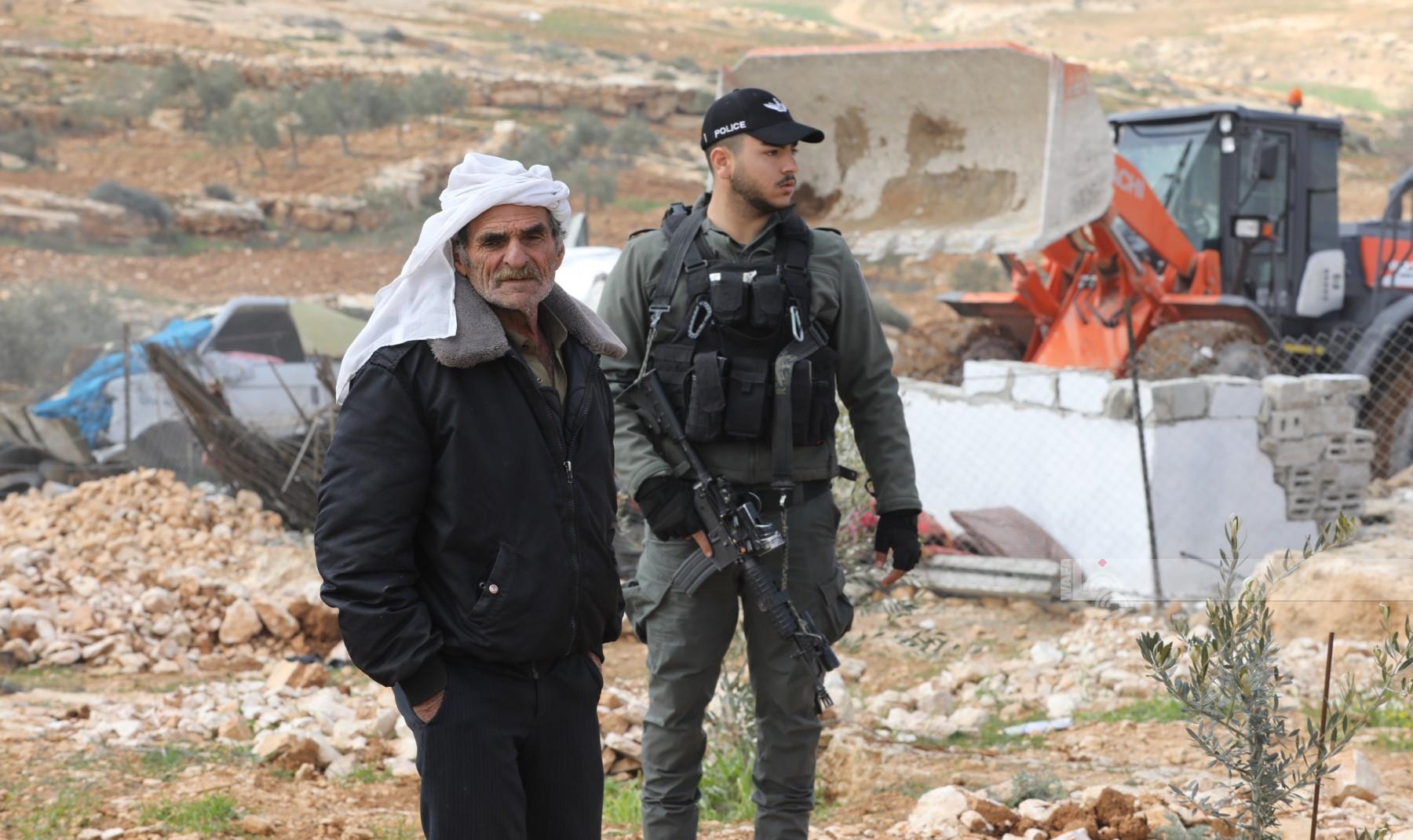 L’armée israélienne détruit deux maisons et une tente et déracine des dizaines d'oliviers à Masafer Yatta