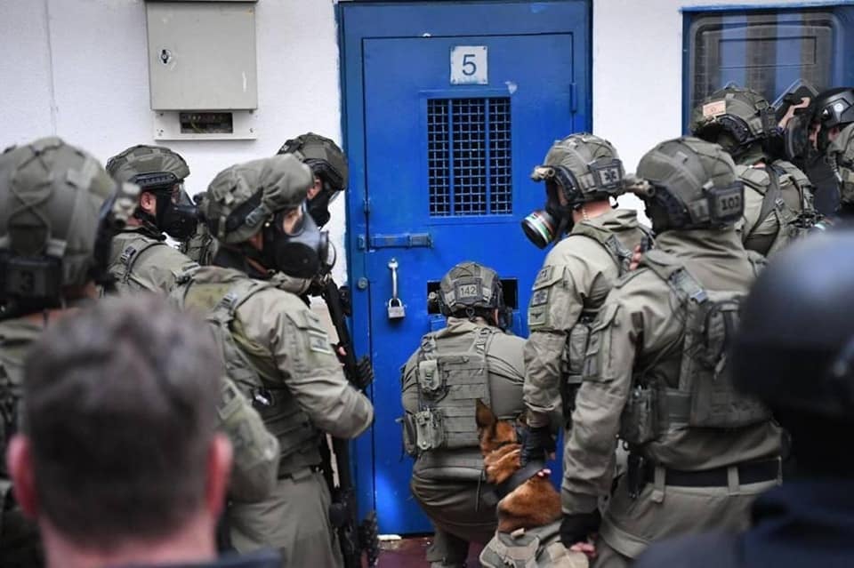Les forces de répression prennent d’assaut des cellules des prisonniers dans la prison d’Ofer