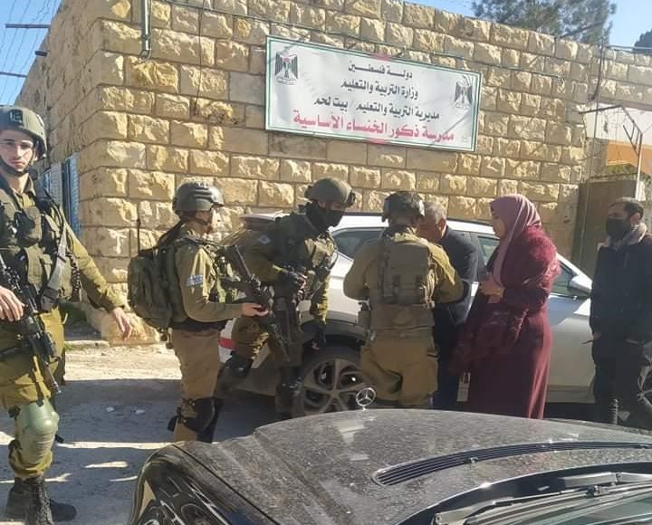 Un colon israélien tire sur une école de filles à l’est de Bethléem 