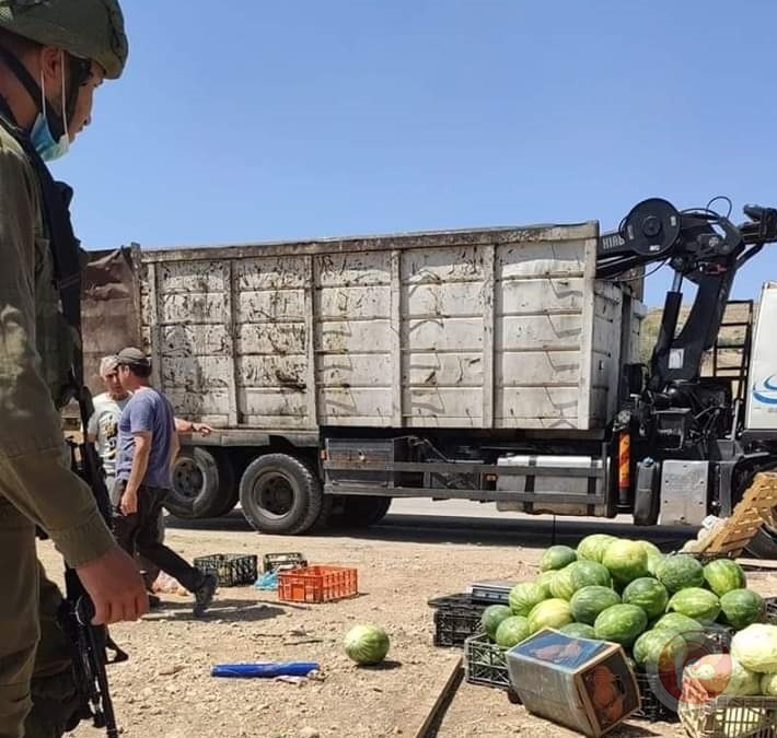 Les forces de l’occupation assiègent les kiosques de légumes dans la Vallée du Jourdain